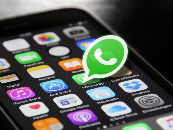 WhatsApp mudou em 2023, incluindo opções como esconder status online, adicionar reações e conversar consigo mesmo em grupos.